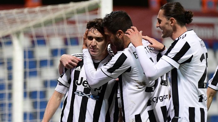 REGGIO NELLEMILIA, ITALY - MAY 19: Federico Chiesa of Juventus celebrates with his team mates after scoring his sides second goal during the TIMVISION Cup Final between Atalanta BC and Juventus on May 19, 2021 in Reggio nellEmilia, Italy. A limited number of fans will be allowed into the stadium as Coronavirus restrictions begin to ease in the UK. (Photo by Marco Rosi/Getty Images for Lega Serie A)