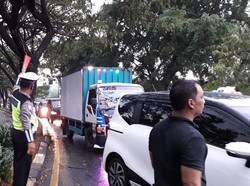 Jalan Juanda Depok Macet Parah Akibat Pohon Tumbang, Lalin Direkayasa