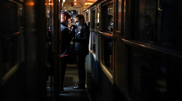 SNCF employees work in the Paris-Nice night train, between Paris and Nice, on May 20, 2021 on the day it returns to service after being stopped since December 2017. (Photo by Anne-Christine POUJOULAT / AFP)