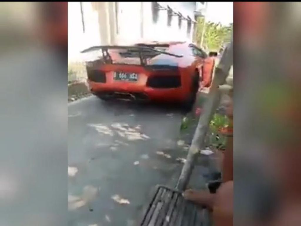 Pemilik Lamborghini Viral Masuk Kampung di Lamongan Disebut Hanya Lulusan SMP Pemilik Lamborghini Viral Masuk Kampung di Lamongan Disebut Hanya Lulusan SMP