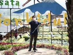 Sandiaga Uno Beri Acungan Jempol buat Kafe Sawah di Malang