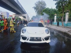 Mobil Porsche Putih Terbakar di Kelapa Gading