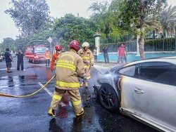Mobil Porsche Terbakar di Kelapa Gading Jakut