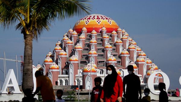 Melihat Lebih Dekat Masjid 99 Kubah di Makassar