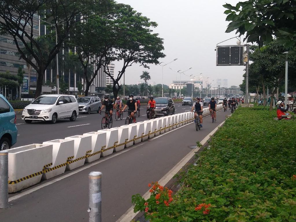 Top! Pesepeda di Sudirman-Thamrin Tertib Pakai Jalur Sepeda Top! Pesepeda di Sudirman-Thamrin Tertib Pakai Jalur Sepeda