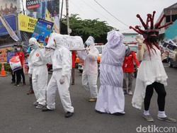 Waria Berhelm COVID-19 Adang Pengendara Tak Bermasker di Jalur Wisata Pacet