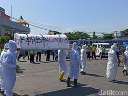 Ingatkan Warga Tetap Prokes, Keranda Mayat Lalu Lalang di Pelabuhan Ketapang