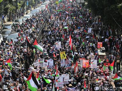 Ribuan Warga Tumpah Ruah Dalam Aksi Bela Palestina di Bandung