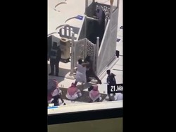 Kala Khatib Salat Jumat di Kota Suci Diserang Pria Bertongkat