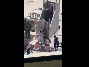 Kala Khatib Salat Jumat di Kota Suci Diserang Pria Bertongkat Kala Khatib Salat Jumat di Kota Suci Diserang Pria Bertongkat