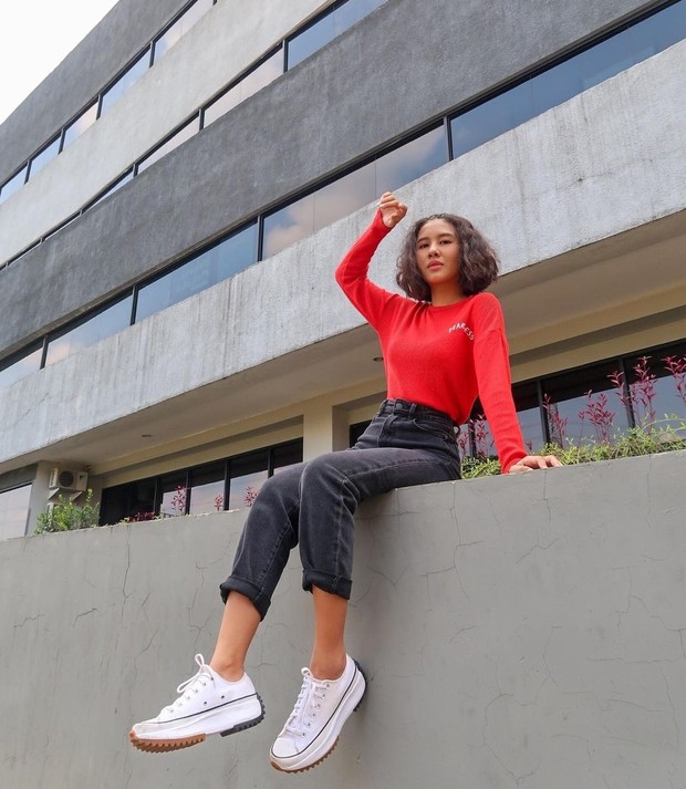 Shenina Cinnamon bergaya kece layaknya model/instagram.com/shenacinnamon