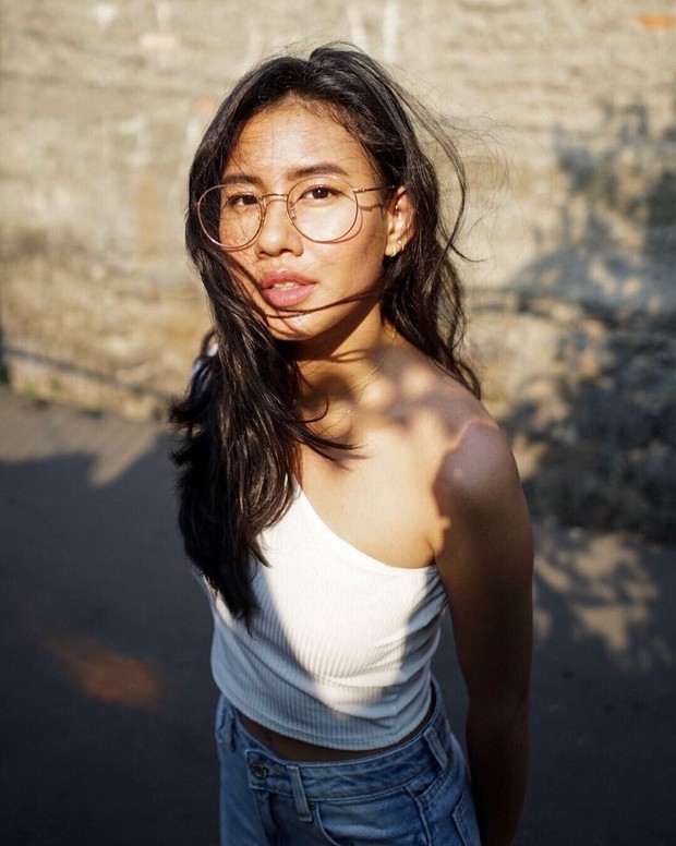 Shenina Cinnamon tampil memesona dengan aksesori kacamata/instagram.com/shenacinnamon