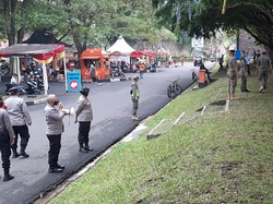 Polisi-Satpol PP Tegur Warga Piknik Tanpa Jaga Jarak di TMII