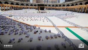 Suasana Salat Jumat Saat Khatib Masjidil Haram Diserang Pria Bertongkat