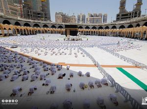 Suasana Salat Jumat Saat Khatib Masjidil Haram Diserang Pria Bertongkat