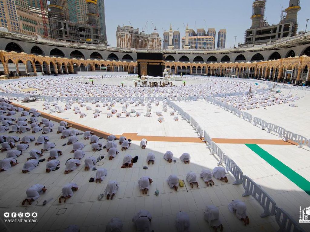Suasana Salat Jumat Saat Khatib Masjidil Haram Diserang Pria Bertongkat Suasana Salat Jumat Saat Khatib Masjidil Haram Diserang Pria Bertongkat