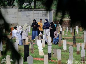 TPU Masih Ramai Didatangi Peziarah TPU Masih Ramai Didatangi Peziarah