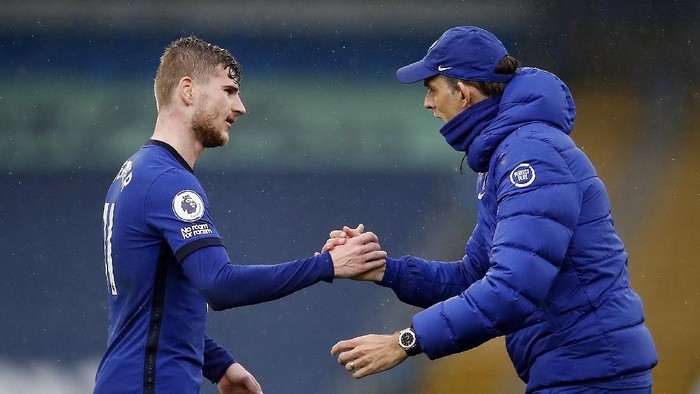 MANCHESTER, ENGLAND - MAY 08: Thomas Tuchel, Manager of Chelsea interacts with Timo Werner of Chelsea after the Premier League match between Manchester City and Chelsea at Etihad Stadium on May 08, 2021 in Manchester, England. Sporting stadiums around the UK remain under strict restrictions due to the Coronavirus Pandemic as Government social distancing laws prohibit fans inside venues resulting in games being played behind closed doors. (Photo by Martin Rickett - Pool/Getty Images)