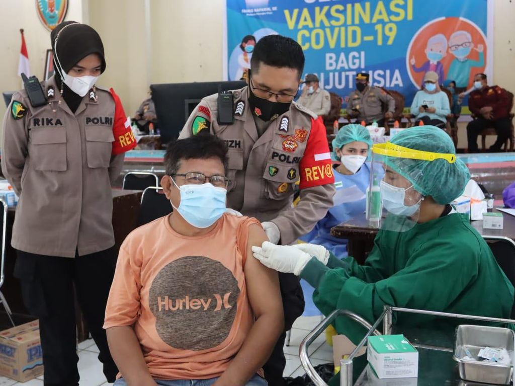 Kapolda Kalteng Jadi Kapolda Pertama Cek Vaksinasi Serentak di 14 Wilayah