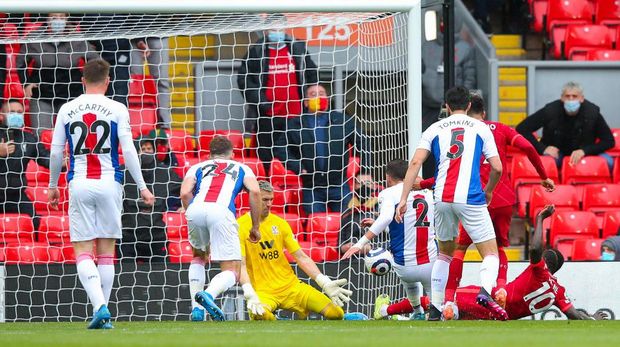 LIVERPOOL, ENGLAND - MAY 23: Sadio Mane of Liverpool scores his side's first goal past Vicente Guaita of Crystal Palace during the Premier League match between Liverpool and Crystal Palace at Anfield on May 23, 2021 in Liverpool, England. A limited number of fans will be allowed into Premier League stadiums as Coronavirus restrictions begin to ease in the UK. (Photo by Alex Livesey/Getty Images)