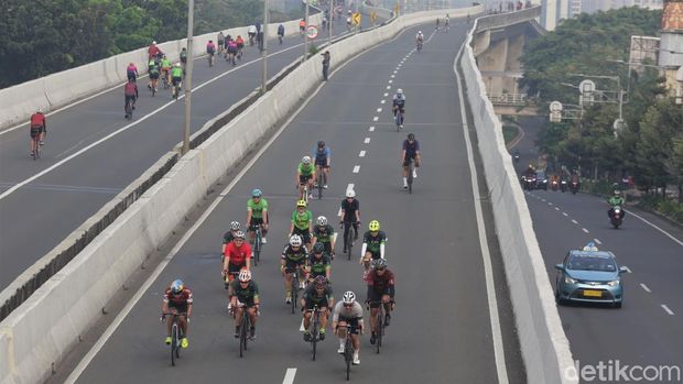 JLNT Kampung Melayu-Tanah Abang diuji coba sebagai lintasan road bike mulai hari ini. Sejumlah pesepeda pun ramai-ramai datang untuk bersepeda di jalur tersebut