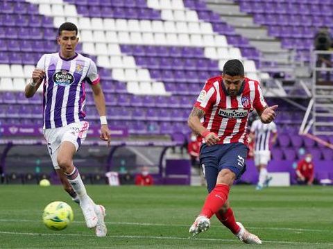 Atletico Madrid's Uruguayan forward Luis Suarez (R) scores during the Spanish league football match Real Valladolid FC against Club Atletico de Madrid at the Jose Zorilla stadium in Valladolid on May 22, 2021. (Photo by CESAR MANSO / AFP)