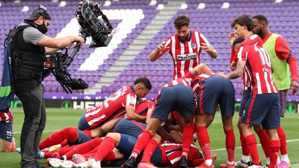 VALLADOLID, SPAIN - MAY 22: Luis Suarez of Atletico de Madrid celebrates with team mates after scoring their sides second goal during the La Liga Santander match between Real Valladolid CF and Atletico de Madrid at Estadio Municipal Jose Zorrilla on May 22, 2021 in Valladolid, Spain. Sporting stadiums around Spain remain under strict restrictions due to the Coronavirus Pandemic as Government social distancing laws prohibit fans inside venues resulting in games being played behind closed doors (Photo by Angel Martinez/Getty Images)