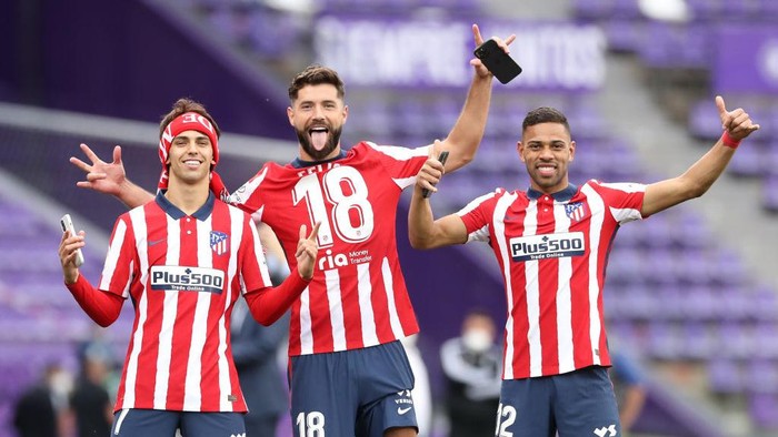 VALLADOLID, SPAIN - MAY 22: (L - R) Joao Felix, Felipe and Renan Lodi of Atletico de Madrid celebrate winning the La Liga Santander title after victory in the La Liga Santander match between Real Valladolid CF and Atletico de Madrid at Estadio Municipal Jose Zorrilla on May 22, 2021 in Valladolid, Spain. Sporting stadiums around Spain remain under strict restrictions due to the Coronavirus Pandemic as Government social distancing laws prohibit fans inside venues resulting in games being played behind closed doors (Photo by Angel Martinez/Getty Images)