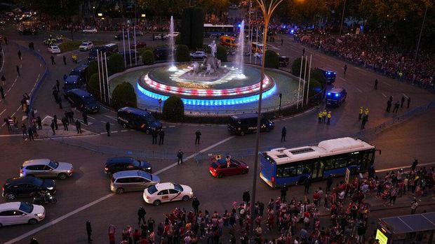 Atletico Madrid supporters celebrate their team's Spanish La Liga title in Madrid, Saturday, May 22, 2021. Atletico clinches its 11th Spanish La Liga title in the soccer match between Atletico Madrid and Valladolid. (AP Photo/Paul White)