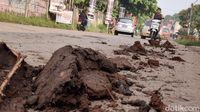 Awas! Ada Ceceran Tanah di Jalan Jatimakmur Pondokgede