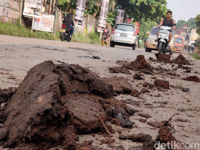 Awas! Ada Ceceran Tanah di Jalan Jatimakmur Pondokgede