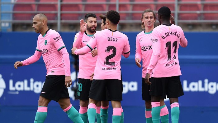 EIBAR, SPAIN - MAY 22: Antoine Griezmann of FC Barcelona celebrates after scoring their teams first goal with his team mates during the La Liga Santander match between SD Eibar and FC Barcelona at Estadio Municipal de Ipurua on May 22, 2021 in Eibar, Spain. Sporting stadiums around Spain remain under strict restrictions due to the Coronavirus Pandemic as Government social distancing laws prohibit fans inside venues resulting in games being played behind closed doors (Photo by Juan Manuel Serrano Arce/Getty Images)