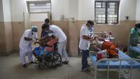 Foto: Mati-matian Nakes India Lawan Corona dan Jamur Hitam Sekaligus