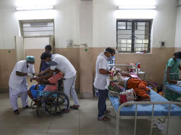 Foto: Mati-matian Nakes India Lawan Corona dan Jamur Hitam Sekaligus
