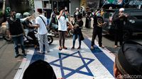 Bendera Israel Diinjak Massa Saat Aksi Bela Palestina di Tangsel