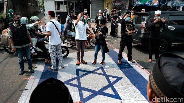Bendera Israel Diinjak Massa Saat Aksi Bela Palestina di Tangsel