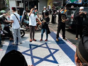 Bendera Israel Diinjak Massa Saat Aksi Bela Palestina di Tangsel