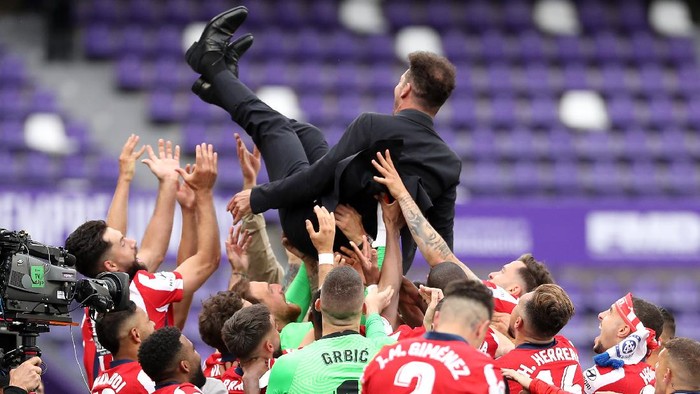 VALLADOLID, SPAIN - MAY 22: Diego Simeone, Head Coach of Atletico de Madrid is thrown in the air by his players as they celebrate winning the La Liga Santander title after victory in the La Liga Santander match between Real Valladolid CF and Atletico de Madrid at Estadio Municipal Jose Zorrilla on May 22, 2021 in Valladolid, Spain. Sporting stadiums around Spain remain under strict restrictions due to the Coronavirus Pandemic as Government social distancing laws prohibit fans inside venues resulting in games being played behind closed doors (Photo by Angel Martinez/Getty Images)