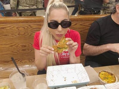 10 Gaya Keren Lady Gaga Saat Hangout