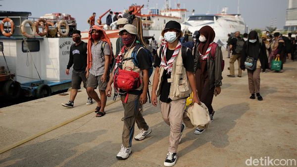 Hiruk Pikuk Aktivitas di Pelabuhan Kali Adem Saat Akhir Pekan