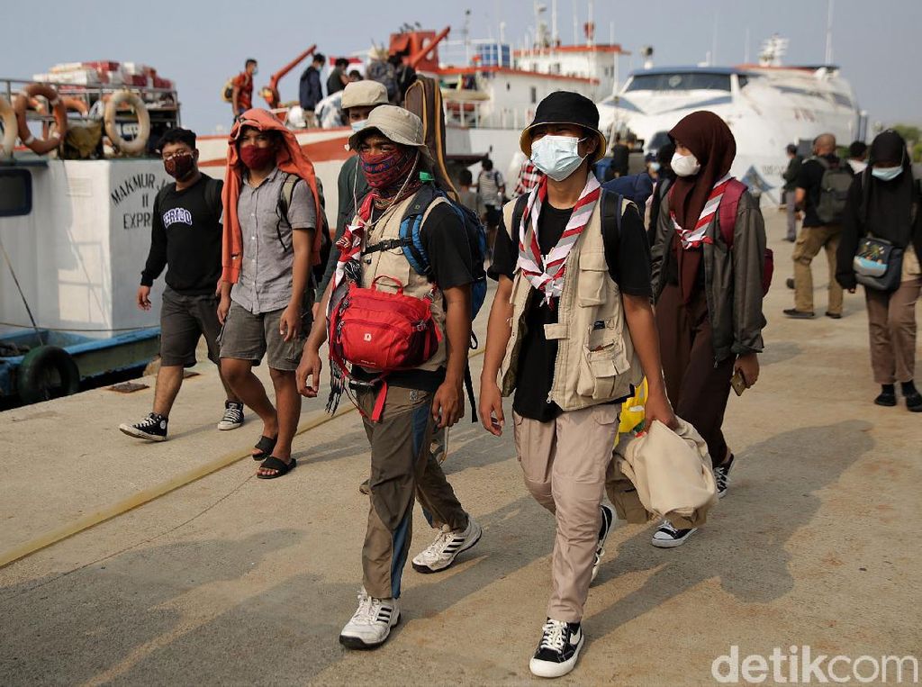 Hiruk Pikuk Aktivitas di Pelabuhan Kali Adem Saat Akhir Pekan