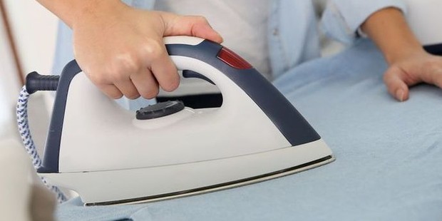 Ilustrasi menyetrika kain/tokoinisaja.com