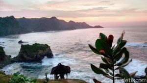 Foto Pantai Menganti Kebumen Indah dan Makin Sip dengan Berkemah