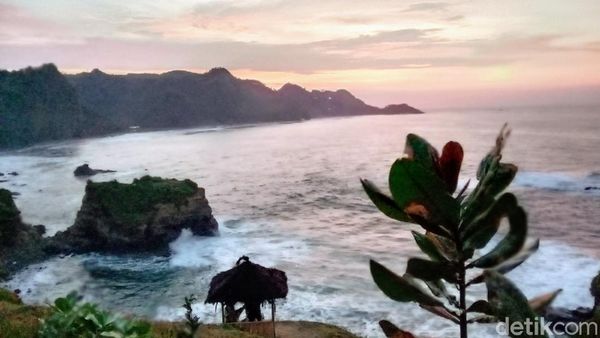 Foto Pantai Menganti Kebumen Indah dan Makin Sip dengan Berkemah