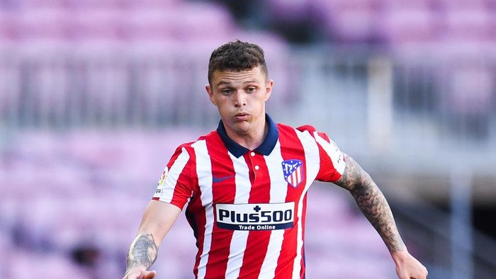 BARCELONA, SPAIN - MAY 08: Kieran Trippier of Atletico de Madrid runs with the ball during the La Liga Santander match between FC Barcelona and Atletico de Madrid at Camp Nou on May 08, 2021 in Barcelona, Spain. Sporting stadiums around Spain remain under strict restrictions due to the Coronavirus Pandemic as Government social distancing laws prohibit fans inside venues resulting in games being played behind closed doors. (Photo by David Ramos/Getty Images)