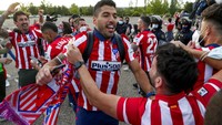 Di luar lapangan, Luis Suarez pun jadi sasaran utama pelukan suporter Atletico. (Foto: AP/Manu Fernandez)