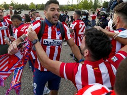 Di luar lapangan, Luis Suarez pun jadi sasaran utama pelukan suporter Atletico. (Foto: AP/Manu Fernandez)
