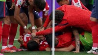 Luis Suarez dipeluk habis-habisan oleh para rekan satu timnya usai bikin gol tersebut. (Foto: AFP/CESAR MANSO)