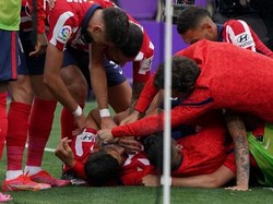 Luis Suarez dipeluk habis-habisan oleh para rekan satu timnya usai bikin gol tersebut. (Foto: AFP/CESAR MANSO)