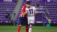 Yang menarik, Luis Suarez sempat memeluk pemain Valladolid Pablo Hervias usai pertandingan. Valladolid kena degradasi. (Foto: AFP/CESAR MANSO)